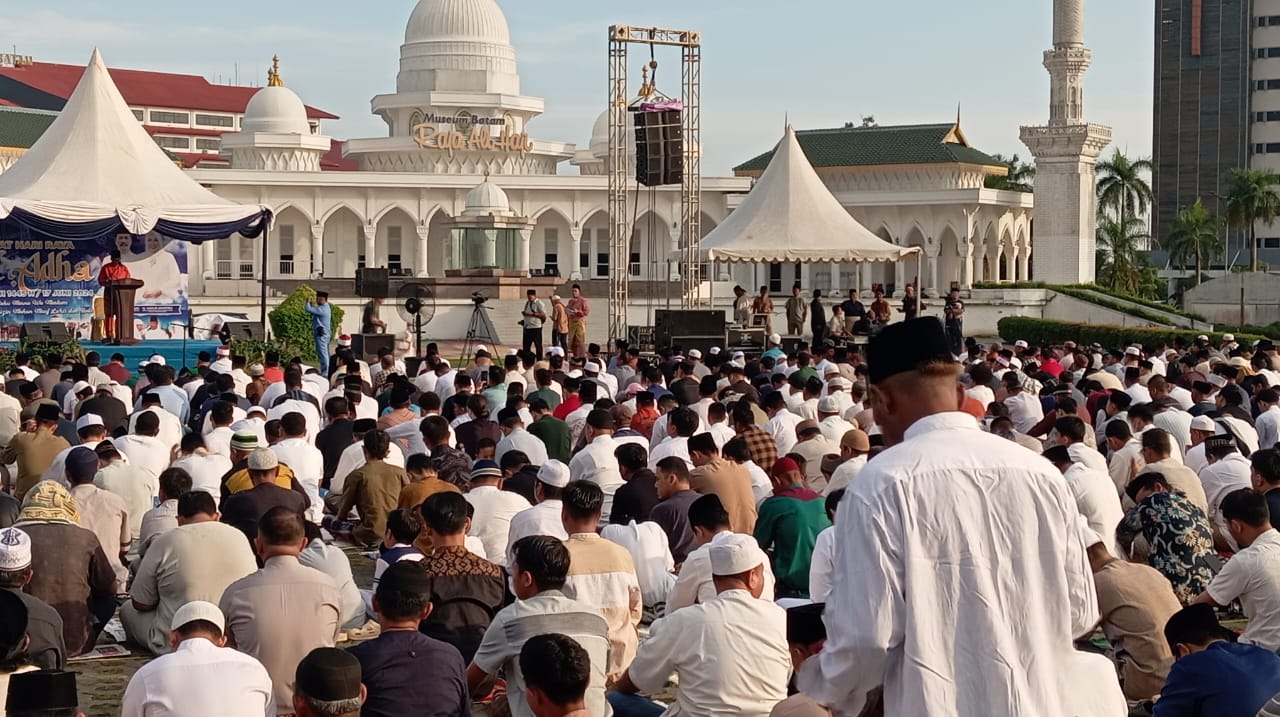 Diana Gustin Nasution Bersama Keluarga Sholat Idul Adha 1445 H di Alun Alun Batam Centre