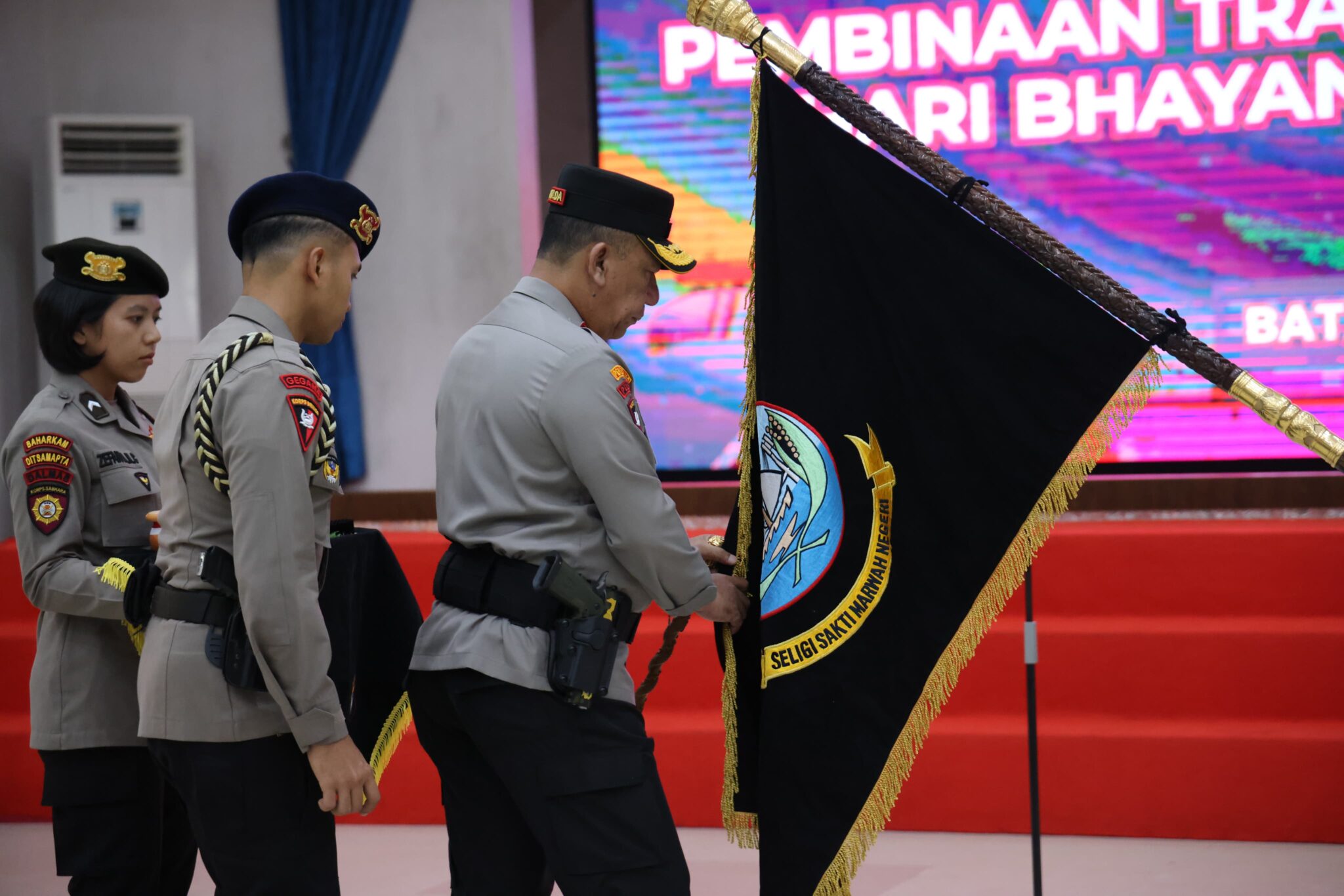 Irjen Pol Yan Fitri Halimansyah Pimpin Upacara Pencucian Pataka Polda Kepri Dalam Rangka Menyambut Hari Bhayangkara ke-78 Tahun 2024