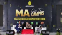 400 MAHASISWA HUKUM PADANG MENGIKUTI ACARA MA GOES TO CAMPUS HarianTeks.com l SUMATERA BARAT (21/6), _Sebanyak kurang lebih empat ratus mahasiswa ilmu hukum kota Padang mengikuti acara Mahkamah Agung (MA) Goes to Campus pada Jum’at pagi, 21 Juni 2024 di aula Fakultas Hukum Universitas Andalas, Padang, Sumatera Barat. Ratusan mahasiswa tersebut berasal dari enam universitas, yaitu Universitas Andalas, Universitas Negeri Padang, Universitas Islam Negeri Imam Bonjol, Universitas Bung Hatta, Universitas Taman Siswa, dan Universitas Ekasakti. MA Goes to Campus kali ini mengambil tema Profesi Hakim di kalangan Gen Z. Kegiatan ini merupakan media yang digunakan oleh Biro Hukum dan Humas Mahkamah Agung untuk memperkenalkan Mahkamah Agung, tugas fungsinya, serta profesi hakim yang bisa digeluti oleh para mahasiswa jurusan hukum. Kegiatan ini juga bertujuan untuk menarik minat para mahasiswa Generasi Z untuk menjadi hakim dan aparatur peradilan lainnya. Pengetahuan mengenai hal tersebut disampaikan oleh para narasumber andal yaitu Kepala Biro Hukum dan Humas Mahkamah Agung Dr. Sobandi, S.H., M.H., Hakim Yustisial Biro Hukum dan Humas Mahkamah Agung, Dr. Riki Perdana R. Waruwu, S.H., M.H dan Lucia Ridayanti, S.H., M.H. Dalam sambutan pembukaan, Sobandi menyampaikan tahun ini merupakan tahun keempat Biro Hukum dan Humas Mahkamah Agung menyelenggarakan acara MA Goes to Campus. Kegiatan ini diselenggarakan untuk memberikan akses seluas-luasnya kepada agent of change untuk mengelaborasi, bertanya, ataupun berdiskusi dengan para ahli terkait tugas dan fungsi peradilan di Indonesia serta seluk beluk menjadi hakim atau pengadil di Indonesia “Pada setiap penyelenggaraannya, alhamdulillah, kegiatan ini mendapatkan antusias yang cukup besar dari para mahasiswa. Kami berharap kegiatan ini bisa memberikan manfaat seluas-luasnya bagi para peserta,” kata Sobandi. Pada kesempatan yang sama, Dekan Fakultas Hukum Universitas Andalas Dr. Ferdi, S.H., M.H dalam pidatonya menyatakan bahwa ia merasa sangat bangga kampusnya terpilih menjadi tuan rumah penyelenggaran MA Goes to Campus. Baginya, kegiatan ini bisa menjadi sumber inspirasi mahasiswanya dan mahasiswa fakultas hukum Padang lainnya dalam berkarir di bidang hukum ke depannya. “Biasanya Campus goes to MA, tapi kali ini MA goes to Campus. Ini merupakan kesempatan baik yang sangat langka, semoga para mahasiswa yang hadir saat ini bisa mendapatkan insight dan terinspirasi untuk menjadi aparatur peradilan,” ucap Ferdi. Kegiatan yang dilaksanakan secara hybrid ini dihadiri pula oleh Dekan Fakultas Ilmu Sosial Universitas Negri Padang Afriva Khaidir, S.H., M.Hum, MAPA, Ph.D., Dekan Fakultas Syariah UIN Imam Bonjol Bapak Prof. Dr. Ikhwan, S AG., S.H.,M.Ag., Dekan Fakultas Hukum Universitas Bung hatta, Dr. Sanidjar Pebrihariati R, S.H., M.H., Dekan Fakultas Hukum Universitas Taman Siswa H. Mardius, S.H., M.H., Dekan Fakultas Hukum Universitas Ekasakti Dr. Fitriati. S.H., M.H., PLH Ketua Pengadilan Tinggi Padang Inrawaldi, S.H., M.H., Wakil Ketua Pengadilan Tinggi Agama Padang Dra. HJ. Rosliani, S.H., M.H., Ketua Pengadilan Tata Usaha Negara Padang Yarwan, S.H., M.H., Kepala Pengadilan Militer Padang Letkol CHK Abdul Halim, S.H., M.H., Wakil Dekan 1 Fakultas Hukum Universitas Andalas, Dr. Nani Mulyati, S.H., M.CL, serta para Panitera dan Sekretaris Pengadilan Tingkat Banding dan Pertama di wilayah Sumatera Barat. TIGA PESAN KUNCI KEPALA BIRO HUKUM DAN HUMAS MA UNTUK MAHASISWA HUKUM PADANG Kepala Biro Hukum dan Humas dalam kesempatan tersebut juga menyampaikan bahwa Mahkamah Agung adalah lembaga yang memiliki komitmen yang kuat dalam memberikan pelayanan yang baik kepada masyarakat pencari keadilan. Pelayanan tersebut hampir di semua lini kini sudah berubah dari manual ke digital. Hal tersebut bertujuan untuk memberikan pelayanan yang cepat, akuntabel, dan berbiaya ringan. “Mahkamah Agung selalu mengikuti perkembangan teknologi informasi demi bisa memberikan pelayanan terbaik kepada masyarakat di seluruh Indonesia,” kata Sobandi. Menjawab tantangan artificial intelligent (ai), ia menyampaikan bahwa Mahkamah Agung salah satunya menciptakan Smart Majelis, aplikasi robotika berbasis kecerdasan buatan (artificial intelligence) untuk memilih majelis hakim secara otomatis, dengan menggunakan berbagai faktor antara lain pengalaman, kompetensi dan beban kerja hakim, mempertimbangkan jenis perkara yang akan diadili agar para hakim yang dipilih memiliki keahlian yang sesuai dengan perkara yang ditangani. Untuk itu, ia menyampaikan tiga pesan kunci kepada Generasi Z yang ingin bergabung ke Mahkamah Agung. Pertama, kuasai teknologi informasi. Menurut Sobandi, kini hampir semua pelayanan di Mahkamah Agung menggunakan TI, jika tidak bisa menguasai ilmu tersebut maka akan tergilas oleh yang lain. “Mumpung anak-anakku sekalian masih dalam masa belajar, gunakan waktu luang yang ada dengan banyak mencari tahu dan berlatih IT,” ujarnya. Kedua, kuasai bahasa, minimal Bahasa Inggris. Karena dengan Bahasa banyak sekali kesempatan yang bisa diraih, misalnya kesempatan untuk belajar ke luar negeri, mengikuti kursus pendek di luar negeri, yang kebanyakan itu gratis. Maka, gunakan waktu sekarang ini untuk belajar bahasa dengan baik. Yang ketiga, dan ini yang terpenting menurutnya, yaitu tingkatkan dan jaga terus akhlak atau integritas. Karena, ilmu apapun yang dikuasai, setinggi apapun pendidikan atau jabatan yang diraih, tanpa integritas semua itu nihil, tanpa makna. Pada kegiatan ini, para mahasiswa yang hadir dengan menggunakan jas almamaternya masing-masing tersebut berlomba-lomba memberikan pertanyaan dan pernyataan kepada para narasumber. Ruang aula menjadi sangat hidup dengan interaksi yang sangat aktif dari para mahasiswa fakultas hukum Padang.(*) Editor: Abdul Reporter: Iskandar Sumber: Humas M.A