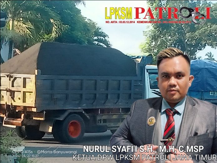BANYUWANGI_Banyaknya kendaraan jenis dumtruck yang bermuatan material pasir dan batu saat melintas di jalan raya tampa penutup dengan terpal, hal ini menjadi keluhan masyarakat pengguna jalan, khususnya pengendara roda dua yang selalu mengeluh karena saat mengendarai terganggu penglihatannya, karena kemasukan debu pasir, Senin (27/05/2024).

Hal ini membuat Ketua Dewan Pengurus Wilayah (DPW) Lembaga Perlindungan Konsumen Swadaya Masyarakat (LPKSM) PATROLI "Nurul Syafi'i S.H., M.H., C.MSP.," angkat bicara, menurutnya masyarakat pengguna jalan adalah konsumen negara yang setiap tahunnya bagi yang memiliki kendaraan wajib membayar pajak.

Akan tetapi saat berada di jalan raya mereka merasa terganggu terhadap adanya Dumtruck yang bermuatan material pasir dan batu tanpa penutup terpal, kendaraan yang memuat material jika tidak di tutup dengan terpal, materialnya akan jatuh dan membahayakan pengendara, Lebih terkhusus yang berada di belakang. Pun demikian dengan polusi udara yang ditimbulkan.

"Menurut Syafi'i hal ini sudah melanggar Undang-Undang Lalu Lintas Angkutan Jalan (UU LLAJ) Nomor 22 Tahun 2009 Pasal 169 dan Pasal 307,

Pasal 169 Ayat 1 : Pengemudi dan/atau Perusahaan Angkutan Umum barang wajib mematuhi ketentuan mengenai tata cara pemuatan, daya angkut, dimensi Kendaraan, dan kelas jalan.

Pasal 307 : Setiap orang yang mengemudikan Kendaraan Bermotor Angkutan Umum Barang yang tidak mematuhi ketentuan mengenai tata cara pemuatan, daya angkut, dimensi kendaraan sebagaimana dimaksud dalam Pasal 169 ayat (1) dipidana dengan pidana kurungan paling lama 2 (dua) bulan atau denda paling banyak Rp500.000,00 (lima ratus ribu rupiah).

"Undang-undangnya sudah cukup jelas. Nah, saya dengar Perdanya pun sudah ada,” Tuturnya.

DPW LPKSM PATROLI meminta kepada pihak kepolisian khususnya Satlantas Polresta Banyuwangi dan Dinas Perhubungan (DLLAJ) Banyuwangi untuk tindak tegas pengemudi dumtruck yang tidak mematuhi aturan lalu lintas. Pungkasnya.

Editor : Abdul
Reporter : (Redho)