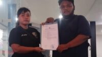 SURABAYA_Berhati-hatilah dalam mengetik sebuah kata yang berkaitan dengan profesi seseorang, apalagi di dalam sebuah WhatsApp Grup (WAG), jika tidak mau berujung di jalur hukum. Hal tersebut seperti yang kini tengah dilakukan oleh Devi Oktavia, Najib, dan Eko Andhika selaku Jurnalis di Surabaya, yang telah melaporkan EG ke Mapolrestabes Surabaya atas pencemaran nama baik. Kejadian tersebut bermula saat EG menyerang kehormatan profesi yang disandang Eko Andhika Cs sebagai jurnalis dengan mengatakan sebagai "Wartawan Tolol" dan "Wartawan Bego" di WAG bentukan EG sendiri. Tidak hanya cukup disitu, EG juga menyebarkan di dalam Grup lain, yang didalamnya terdapat sejumlah rekan profesi dan beberapa pihak instansi lain. Sontak melihat hal tersebut, Eko Andhika Cs mengaku kaget bahkan dirinya merasa dipermalukan atas kejadian ini, apalagi ada ancaman yang menyebutkan bahwasanya EG akan membunuhnya. Lantas ia berkoordinasi dengan beberapa rekan seprofesinya dan sepakat melaporkan kejadian yang menimpa dirinya bersama rekan-rekannya di Mapolrestabes Surabayaq "Jujur saya tidak punya masalah dengan EG sebelumnya, bahkan saya tidak mengenalnya dengan baik, hanya berada dalam grupnya, lah ini kok tiba-tiba saya diancam dan difitnah seperti ini, maksudnya apa," urai Eko Andhika usai membuat laporan di Mapolrestabes Surabaya. Ia juga menambahkan bahwasanya ingin memberikan sebuah pelajaran, haruslah bijak dalam menggunakan media sosial, jika emang ada masalah secara pribadi janganlah disebarluaskan seperti ini, apalagi ini Devi Cs tidak mengenal sama yang bersangkutan. Kini semuanya sudah terlambat, laporan atas pencemaran nama baik sudah diterima oleh Mapolrestabes Surabaya, dan tinggal menunggu proses selanjutnya. Editor : Abdul Reporter : Redho