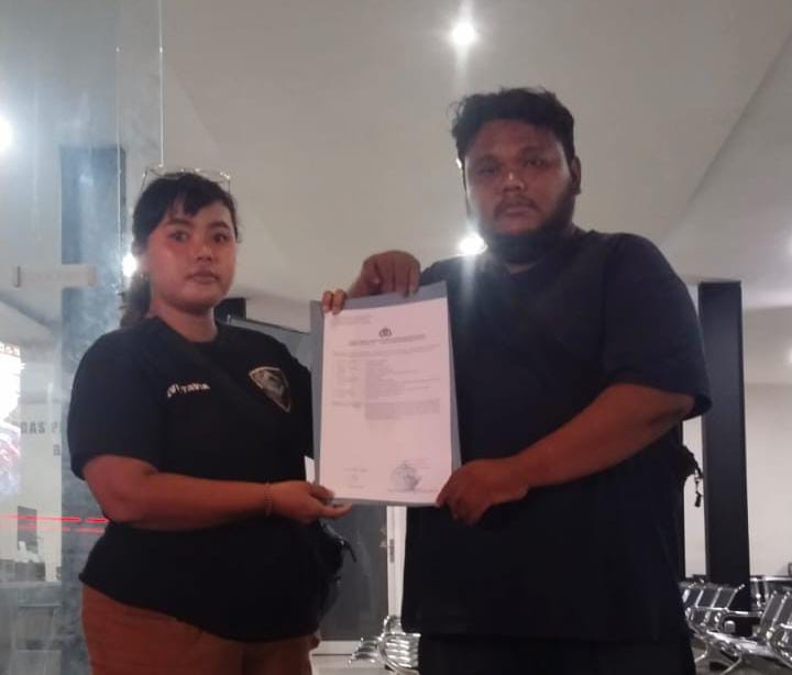 SURABAYA_Berhati-hatilah dalam mengetik sebuah kata yang berkaitan dengan profesi seseorang, apalagi di dalam sebuah WhatsApp Grup (WAG), jika tidak mau berujung di jalur hukum. Hal tersebut seperti yang kini tengah dilakukan oleh Devi Oktavia, Najib, dan Eko Andhika selaku Jurnalis di Surabaya, yang telah melaporkan EG ke Mapolrestabes Surabaya atas pencemaran nama baik. Kejadian tersebut bermula saat EG menyerang kehormatan profesi yang disandang Eko Andhika Cs sebagai jurnalis dengan mengatakan sebagai "Wartawan Tolol" dan "Wartawan Bego" di WAG bentukan EG sendiri. Tidak hanya cukup disitu, EG juga menyebarkan di dalam Grup lain, yang didalamnya terdapat sejumlah rekan profesi dan beberapa pihak instansi lain. Sontak melihat hal tersebut, Eko Andhika Cs mengaku kaget bahkan dirinya merasa dipermalukan atas kejadian ini, apalagi ada ancaman yang menyebutkan bahwasanya EG akan membunuhnya. Lantas ia berkoordinasi dengan beberapa rekan seprofesinya dan sepakat melaporkan kejadian yang menimpa dirinya bersama rekan-rekannya di Mapolrestabes Surabayaq "Jujur saya tidak punya masalah dengan EG sebelumnya, bahkan saya tidak mengenalnya dengan baik, hanya berada dalam grupnya, lah ini kok tiba-tiba saya diancam dan difitnah seperti ini, maksudnya apa," urai Eko Andhika usai membuat laporan di Mapolrestabes Surabaya. Ia juga menambahkan bahwasanya ingin memberikan sebuah pelajaran, haruslah bijak dalam menggunakan media sosial, jika emang ada masalah secara pribadi janganlah disebarluaskan seperti ini, apalagi ini Devi Cs tidak mengenal sama yang bersangkutan. Kini semuanya sudah terlambat, laporan atas pencemaran nama baik sudah diterima oleh Mapolrestabes Surabaya, dan tinggal menunggu proses selanjutnya. Editor : Abdul Reporter : Redho
