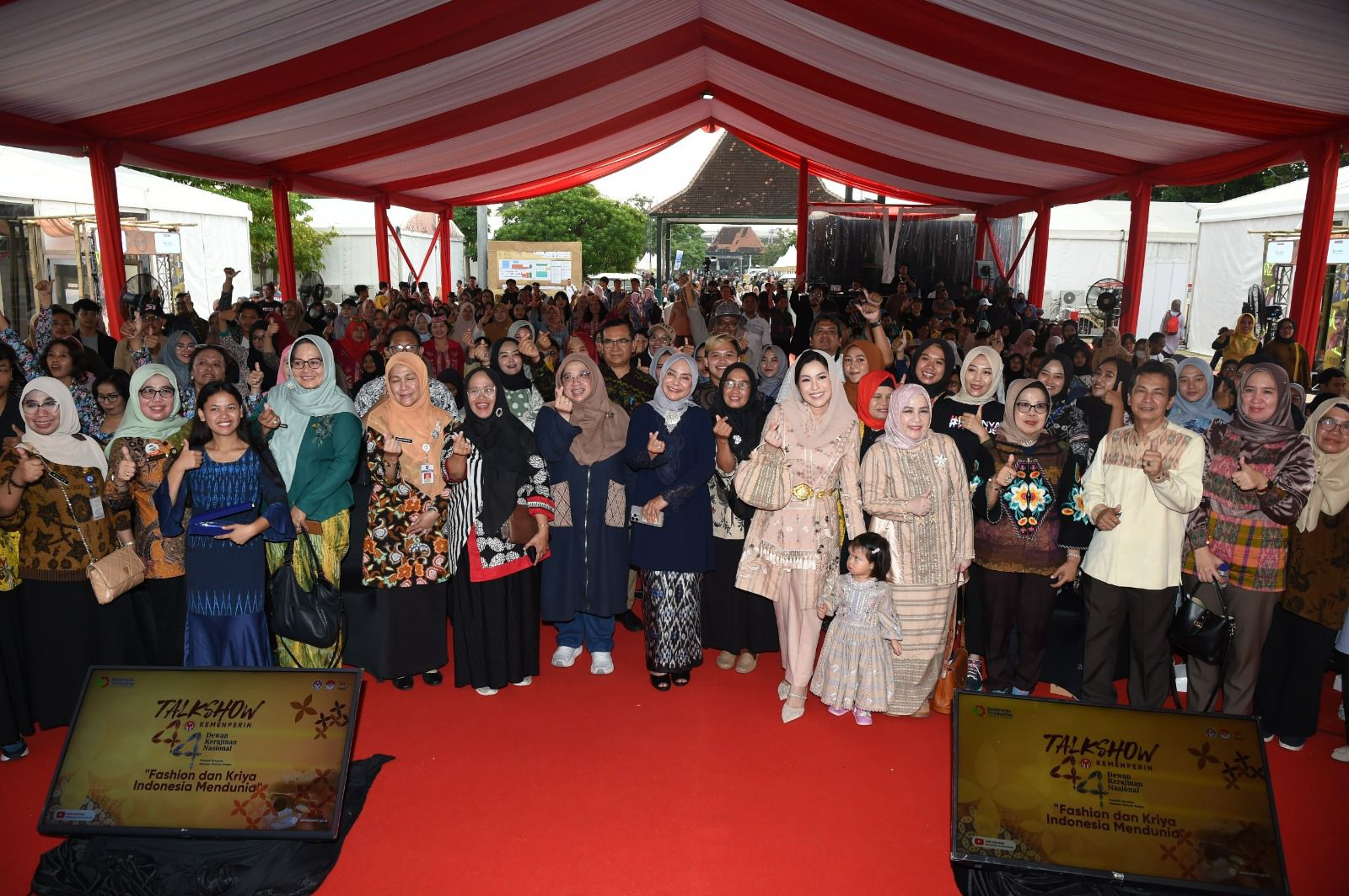 SURAKARTA--- Salah satu program prioritas Kementerian Pendidikan, Kebudayaan, Riset, dan Teknologi (Kemendikbudristek) di bidang pendidikan vokasi adalah Pendidikan Kecakapan Wirausaha (PKW) Tekun Tenun dan Kriya. Program PKW Tekun Tenun dan Kriya merupakan program kolaborasi antara Dewan Kerajianan Nasional (Dekranas) dengan Direktorat Kursus dan Pelatihan, Direktorat Jenderal Pendidikan Vokasi yang telah berjalan sejak 2020. Pada peringatan HUT ke-44 Dekranas di Kota Surakarta, Kemendikbudristek berbagi praktik baik dan dampak positif dari program PKW Tekun Tenun dan Kriya dalam rangkaian acara di Pameran Dekranas melalui gelar wicara (talkshow), peragaan busana (fashion show), dan lokakarya (workshop).

Monika Situmorang, lulusan program PKW Tekun Tenun dan Kriya Dewan Kerajinan Nasional Daerah (Dekranasda) Kabupaten Samosir, Sumatra Utara tahun 2023, menceritakan kisah jatuh dan bangkitnya sebagai penenun yang berwirausaha. Terlahir sebagai anak ke-4 dari 7 bersaudara dari keluarga dengan keterbatasan ekonomi, Monika tidak bisa melanjutkan pendidikannya ke perguruan tinggi. Ia kemudian mendaftar menjadi peserta program PKW Tekun Tenun dan Kriya berdasarkan informasi dari pengurus Dekranasda di kantor desa.

“Saya ikut PKW tahun 2023 selama 32 hari. Waktu itu jumlah pesertanya 50 orang. Kami belajar menenun, lalu dapat alat dan bahan untuk dilanjutkan menenun di rumah. Setelah PKW, saya lanjutkan dengan alat tenun di rumah. Selama satu bulan menenun saya hanya dapat 1 helai kain tenun,” katanya saat menjadi narasumber di gelar wicara Pameran Dekranas 2024 bertajuk “Peran Usahawan Muda Kerajinan Nusantara dalam Melestarikan Kekayaan Lokal” di Pamedan Mangkunegaran, Surakarta, pada Kamis, (16/5).

Monika lalu bingung bagaimana menjual tenun hasil karyanya itu. Ia sempat menawarkan kepada tengkulak di kampungnya, tapi ia mendapat celaan. “Tengkulaknya marah. Katanya kain saya seperti kain lap. Lalu saya berkecil hati dan sempat berhenti menenun selama 1 minggu,” tuturnya. Ia kemudian bergabung dengan komunitas penjual tenun secara daring (online). Kembali, ia mendapatkan kekecewaan karena ditolak oleh komunitas itu karena kain tenunnya dianggap tidak baik. Tidak putus asa, Monika melanjutkan usahanya dengan mengunggah foto kain tenunnya di media sosial Facebook, hingga akhirnya ada yang tertarik membeli kain tenunnya.

“Setelah barangnya dikirim, ternyata dia suka hasil tenun saya. Setelah itu dia beli langsung 20 kain. Saya tambah semangat. Saya terus rajin posting dan jual online. Sekarang saya sudah menghasilkan omzet yang cukup besar. Saya sudah beli sepeda motor untuk hadiah ultah Bapak saya. Saya juga ikut lomba tenun dan juara 2 di Kabupaten Samosir,” ujar Monika.

Direktur Jenderal Pendidikan Vokasi, Kiki Yuliati, mengatakan bahwa program PKW Tekun Tenun dan Kriya bertujuan melahirkan para usahawan muda melalui pengembangan keahlian kerajinan tangan dan kekayaan budaya daerah mereka dengan memberikan pengetahuan, keterampilan, dan modal usaha bagi anak-anak Indonesia sebagai bekal berwirausaha di bidang kerajinan tangan tenun dan kriya. “Pemerintah ingin mereka menjadi warga negara yang bermanfaat dan produktif bagi diri sendiri dan masyarakat. Jadi, kita sama-sama bergotong royong untuk melihat wirausaha muda tumbuh dan berkembang,” kata Kiki dalam gelar wicara yang sama.

Ia optimis dengan keberlanjutan program PKW Tekun Tenun dan Kriya karena kebermanfataannya yang sudah dirasakan oleh banyak orang. “Jadi kami menunjukkan manfaat yang nyata dan masyarakat juga mengakui. Keberhasilan program ini juga ditentukan oleh dukungan pemerintah daerah dan masyarakat,” tuturnya.

Dukungan pemerintah daerah untuk program PKW Tekun Tenun dan Kriya salah satunya datang dari Pemerintah Kabupaten Ogan Ilir, Provinsi Sumatra Selatan. Ketua Dekranasda Kabupaten Ogan Ilir, Mikhailia Tikha Alamsjah, yang merupakan istri dari Bupati Ogan Ilir, Panca Wijaya Akbar, menceritakan kisah sukses pelestarian Tenun Gebeng di Kabupaten Ogan Ilir dengan program PKW Tekun Tenun dan Kriya. “Awalnya kami dapat info dari Kemendikbudristek dan Dekranas Provinsi Sumatra Selatan untuk mengikuti program PKW. Kemudian kami memilih 30 orang dari peserta yang mendaftar, semuanya perempuan. Ada beberapa yang orang tuanya sudah menekuni tenun,” katanya.

Mikhailia menuturkan, Dekranasda Kabupaten Ogan Ilir memilih fokus pada Tenun Gebeng. Ini dikarenakan sebagian besar penenun Gebeng saat ini sudah berusia lanjut sehingga dikhawatirkan warisan budaya yang sudah berusia puluhan tahun ini tidak berlanjut pelestariannya. Pengerjaan tenun ini juga telah menerapkan prinsip ramah lingkungan (go green) dengan memanfaatkan kain sisa Tenun Gebeng untuk diproduksi lagi menjadi karya lain, seperti tempat tisu dan sepatu.

Ia juga mengapresiasi usaha para peserta program PKW Tekun Tenun dan Kriya yang mampu menekuni pelatihan dan pengerjaan kain tenun di usia muda. “Salah satu peserta didik kami sebelumnya berniat ke Malaysia menjadi TKW. Namun, setelah mengikuti PKW Tekun Tenun dan Kriya, alhamdulillah bisa memiliki penghasilan dan batal menjadi TKW,” ujarnya.

PKW Tekun Tenun dan Kriya menyasar anak usia 15—25 tahun yang tidak sekolah dan belum bekerja. Program PKW Tekun Tenun dan Kriya yang bekerja sama dengan Dekranas telah memberikan keahlian menenun dan kriya serta menjadi pengusaha kepada 4.699 anak di seluruh Indonesia sebagai calon perintis usaha kerajinan Nusantara. Hasilnya 2.284 rintisan usaha/pengusaha baru kerajinan tangan yang diharapkan akan menjadi generasi baru penerus perajin produk budaya Nusantara.

Sumber : Biro Kerja Sama dan Hubungan Masyarakat
Sekretariat Jenderal
Kementerian Pendidikan, Kebudayaan, Riset, dan Teknologi
Editor : Abdul
Reporter : Iskandar