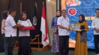 Kepala BKKBN Kepri Rohina M Si Terima Golden Award dari IWO Indonesia