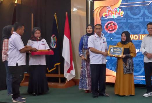 Kepala BKKBN Kepri Rohina M Si Terima Golden Award dari IWO Indonesia