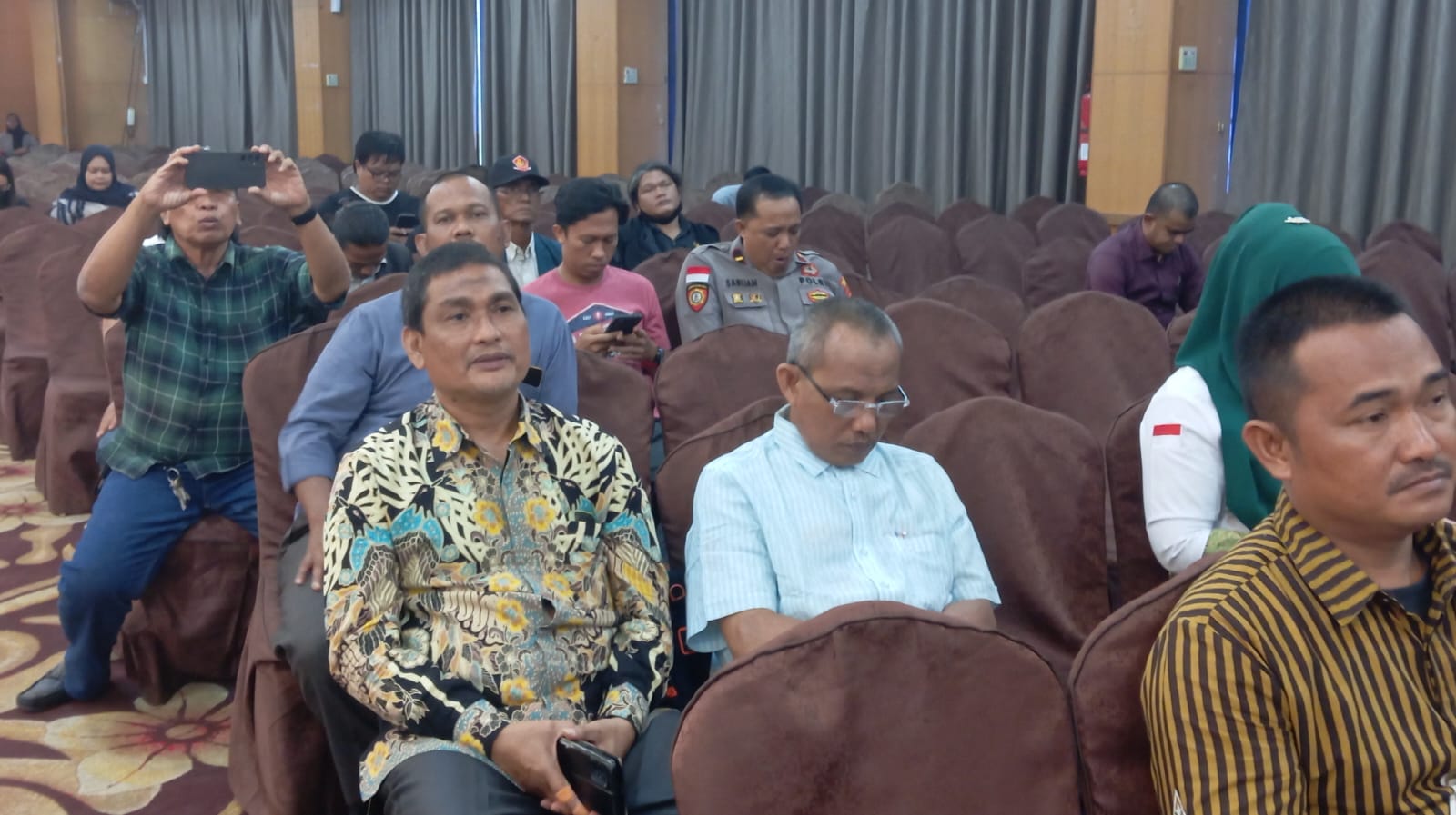 KH. H Sihabudin Arfi S Ag Pimpinan Pondok Pesantren Al Aqso Hadir di Acara Golden Award IWO Indonesia 