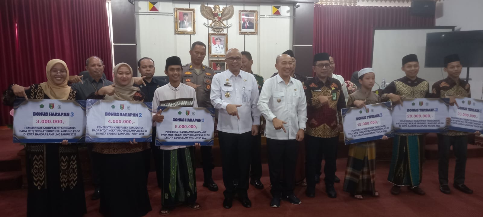 PJ Bupati Tanggamus Memberikan Bonus Kepada Juara Event MTQ