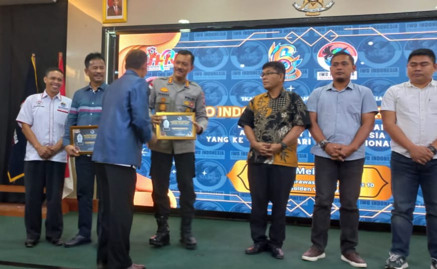 Kapolda Kepri Irjen Pol Drs.Yan Fitri Halimansyah MH Menerima Penganugerahan Golden Award dari IWO Indonesia