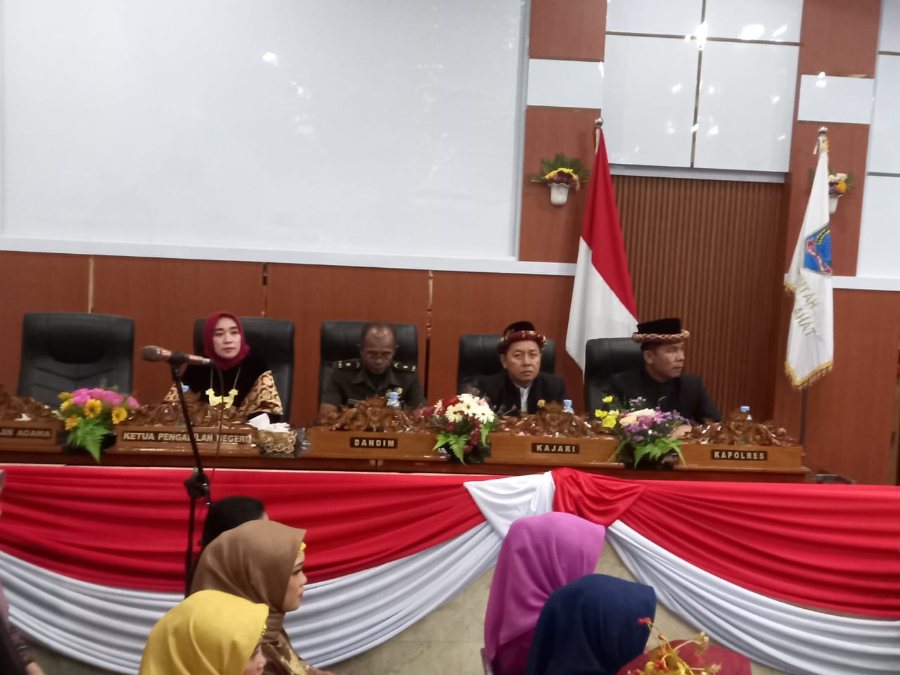LAHAT -</strong> Kapolres Lahat AKBP God Parlasro S.Sinaga SH.SIK MH, menghadiri giat Rapat Paripurna Istimewa dalam rangka HUT Kabupaten Lahat Ke – 155 Perayaan Ke XXVI Tahun 2024, bertempat di ruang sidang utama DPRD kabupaten Lahat. Senin (20/5/2024)

Hadir dalam giat tersebut,Pj. Gubernur Sumatera Selatan DR. Drs. Agus Fatoni M.Si, Pj. Bupati Lahat Muhammad Farid S.STP.,M.Si, Ketua DPRD Prov. Sumsel Dr. Hj. R.A. Anita Noerunghati S.H., M.H.
Ketua DPRD Kab. Lahat Fitrizal Homizi S.T. MM, Dandim 0405 Lahat yang diwakili oleh Kasdim 0405 Lahat,
Kepala Kejaksaan Negeri Lahat Toto Roedianto S.Sos., S.H, Ketua Pengadilan Negeri Lahat Mellisa S.H., M.H.
Sekda Kab. Lahat Chandra, S.H., M.M.

<img class="alignnone size-full wp-image-64182" src="https://harianteks.com/wp-content/uploads/2024/05/GO-70.jpg" alt="Kapolres Lahat Bersama PJ Gubernur Sumsel Hadiri Rapat Paripurna HUT Lahat Ke 155 Tahun" width="1280" height="960" />
PJ Bupati Kab. Ogan Iliri, Pj Kab. Empat Lawang, PJ. Kota Pagar Alam dan Perwakilan PJ Bupati / Walikota Se Sumatera Selatan, Anggota DPRD Lahat.
Para Tokoh, adat, tokoh agama, tokoh masyarakat dan seluruh instansi baik BUMN dan swasta sekab. Lahat.

Acara diawali sambutan,Ketua DPRD Kab. Lahat Fitrizal Homizi yang merupakan sambutan pembukaan Rapat sidang ParipurnaDalam perayaan HUT Kab. Lahat, "kami menghimbau jangan mudah terprovikasi walaupun beda pilahan persatuan dan kesatuan itu yang paling utama. Tahun 2024 merupakan tahun politik diharapkan dapat terjalin persatuan dan kesatuan politik yang damai di Kab. Lahat," Ujar Fitrizal

Sambutan PJ. Bupati Lahat Muhammad Farid SSTP MSI menyampaikan, "Hari ini kita melaksakanakan Rapat Paripurna dalam rangka peringatan HUT Kab. Lahat Ke-155 Perayaan Ke XXVI Tahun 2024, maka pada kesempatan yang baik ini saya juga mengucapkan selamat Hari Kebangkitan Nasional. Terima kasih dan apresiasi setinggi -tingginya kepada elemen masyarakat Kab. Lahat yang telah mendorong Keamanan yang kondusif shingga kita bisa menjalankan tahapan pembangunan untuk kemajuan Kab. Lahat. Pelaksanaan pemilu legeslatif dan pemilu presiden berjalan dengan aman kondusif sehingga pelaksanaa Pileg dan Pilpres di Kab. Lahat Zero Konflik," Ucapnya

<img class="alignnone size-full wp-image-64183" src="https://harianteks.com/wp-content/uploads/2024/05/WhatsApp-Image-2024-05-19-at-07.52.49_a30ac491-8.jpg" alt="Kapolres Lahat Bersama PJ Gubernur Sumsel Hadiri Rapat Paripurna HUT Lahat Ke 155 Tahun" width="1280" height="960" />

Dalam Sambutannya,PJ. Gubernur Sumsel DR. Drs. Agus Fatoni menyampaikan Apresisai dengan pembangunan Kab. Lahat yang telah sinergi memberikan programa kemaslahatan masyarakata terima kasih juga kami ucapkan telah mendukung pembangunan daerah dengan menjadikan Provinsi Sumsel yang zero konflik.," ujarnya

"Sumsel merupakan daerah yang besar potensi yang besar dimana Kab. Lahat memiliki potensi yang besar mari kita kelola dengan baik dengan kekompakan yang ada. Hari yang sangat special ini kami ucapkan selamat HUT Kab. Lahat Ke 155 semoga Kab. Lahat semakin maju dan semakin berkembang," pungkasnya

Kegiatan Rapat Paripurna Istimewa Sidang ke X Masa Persidangan Ke III dalam rangka HUT Kab. Lahat Ke 155 Perayaan Ke XXVI Tahun 2024 dilakukan Pengamanan terbuka dan tertutup oleh personil Polres lahat dan berjalan aman, tertip dan kondusif.

Editor : Abdul
Reporter: Nita