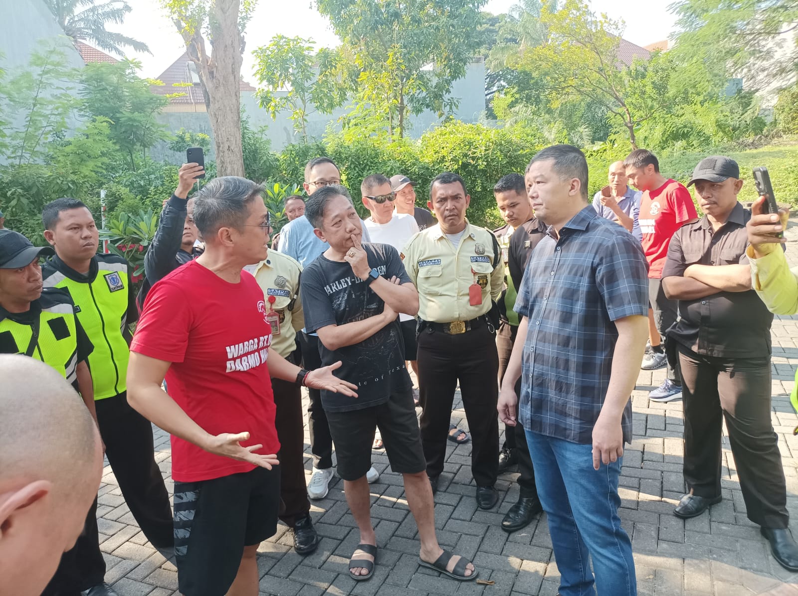 
Ricuh, Pemasangan Portal Elektronik oleh Warga Ditentang Developer Perumahan Darmo Hill