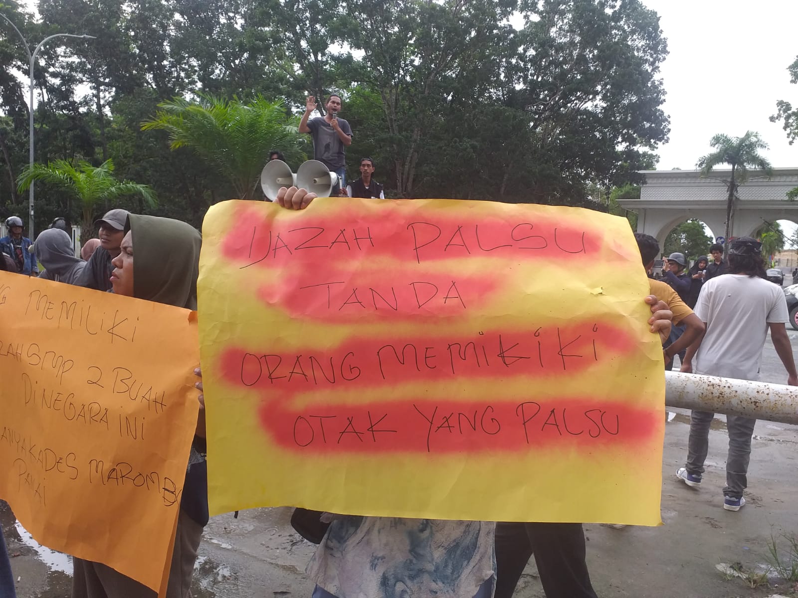 Demo Aktivis di Mapolda Sultra, Usut Dugaan Ijazah Palsu Oknum Kades Marombo Pantai Kabupaten Konawe Utara