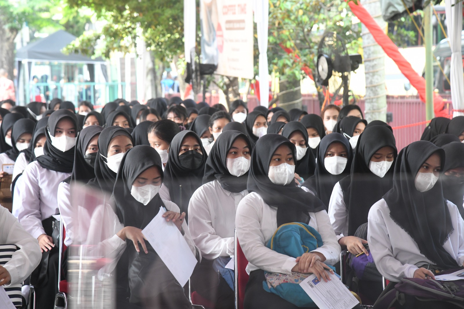  SURABAYA -</strong> Kementerian Hukum dan HAM (Kemenkumham) membuka pendaftaran calon taruna (catar) sekolah kedinasan tahun anggaran 2024. Pendaftaran dilakukan secara online sejak 15 Mei hingga 13 Juni 2024 mendatang.

"Kami mengajak putra dan putri terbaik bangsa khususnya di Jawa Timur untuk bergabung menjadi bagian dalam keluarga besar Kemenkumham," ujar Kakanwil Kemenkumham Jatim Heni Yuwono.

Heni menjelaskan, pembukaan seleksi catar ini telah diresmikan melalui surat Pengumuman No. SEK-KP.02.04-167 yang ditandatangani oleh Sekretaris Jenderal Kemenkumham, Andap Budhi Revianto. Pengumuman ini dapat diakses pada laman https://catar.kemenkumham.go.id/.

"Pengumuman lebih lanjut akan terus kami update baik melalui website atau akun media sosial," urai Heni, Kamis (16/5).

Sementara itu, Andap menjelaskan pendaftaran dibuka untuk formasi umum dengan pendidikan SLTA/sederajat, serta formasi pegawai bagi mereka yang telah diangkat menjadi pegawai Kemenkumham sebelumnya. Peserta dapat memilih dari antara dua sekolah kedinasan Kemenkumham, yaitu Politeknik Imigrasi (Poltekim) dan Politeknik Ilmu Pemasyarakatan (Poltekip).

"Kami mengajak anak-anak yang ingin belajar dan mengabdi bagi bangsa. Ini kesempatan baik yang dapat dimanfaatkan untuk menjadi bagian dari keluarga Kemenkumham," kata Andap.

Peserta yang ingin mendaftar harus memenuhi sejumlah persyaratan. Untuk formasi umum, peserta harus memiliki pendidikan SLTA/sederajat, usia 17-23 tahun, tinggi badan pria minimal 170 cm, tinggi badan perempuan minimal 160 cm, serta beberapa persyaratan kesehatan lainnya sesuai pengumuman resmi.

Untuk formasi pegawai, peserta berusia maksimal 25 tahun, memiliki surat pengantar dari Pejabat Pimpinan Tinggi, memiliki penilaian kinerja baik, tidak sedang dalam hukuman disiplin, serta persyaratan fisik dan kesehatan seperti formasi umum.

<img class="alignnone size-full wp-image-63854" src="https://harianteks.com/wp-content/uploads/2024/05/GO-15.jpg" alt="Buka Pendaftaran Catar tahun 2024, Kemenkumham Jatim Ajak Putra/ Putri Terbaik Bangsa Bergabung" width="1600" height="1066" />

"Perhatikan setiap persyaratan, persiapkan dokumen-dokumen yang diperlukan. Jangan sampai peserta tidak lulus karena kesalahan dokumen administrasi yang tidak sesuai," pesan Andap.

Peserta akan melewati rangkaian proses seleksi, yang meliputi seleksi administrasi, Seleksi Kompetensi Dasar (SKD), dan seleksi lanjutan. Seleksi lanjutan ini berupa tes kesehatan dan pengamatan fisik, tes kesamaptaan, tes psikologi, serta wawancara dan keterampilan.

Andap mengajak para peserta untuk memantau informasi terkini terkait seleksi catar melalui kanal-kanal resmi Kemenkumham. Peserta dapat mengakses informasi di laman https://catar.kemenkumham.go.id, atau https://kemenkumham.go.id.

Selain itu, Kemenkumham menyediakan kanal media sosial catar di X (Twitter) @catarkumham, juga akun Instagram @catar.kumham dan @kemenkumhamri.

Editor : Abdul
Reporter : Redho)
