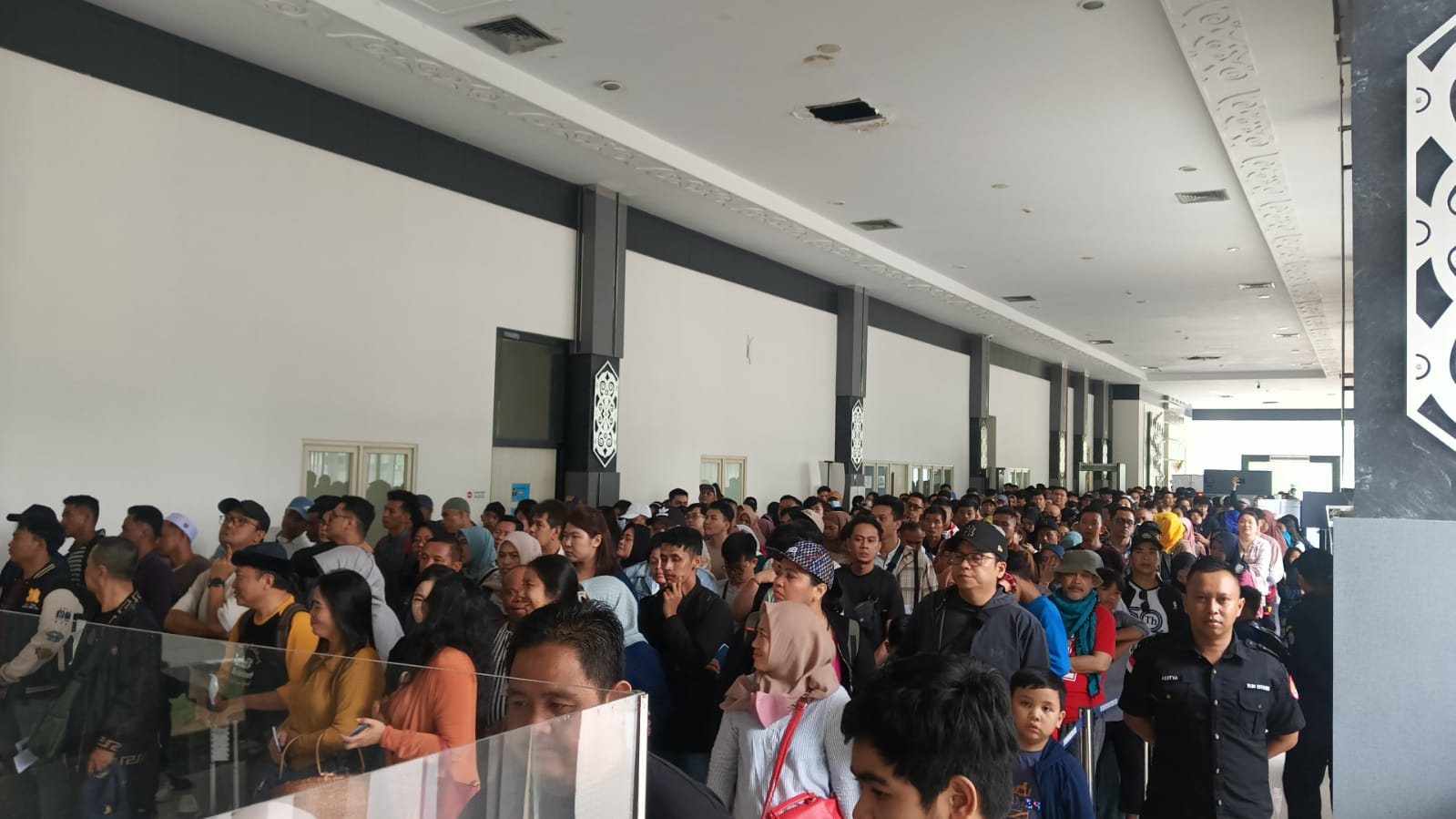 SANGGAU, KALBAR – Momen libur panjang memperingati Hari Raya Waisak 2024 dimanfaatkan semaksimal mungkin oleh pelintas antarnegara untuk berlibur. Antusiasme dari pelintas antarnegara melewati Pos Lintas Batas Negara (PLBN) Entikong di Kabupaten Sanggau, Kalimantan Barat (Kalbar) mulai tampak sejak Selasa (21/5/2024) siang. Menurut pantauan salah satu pegawai PLBN Entikong, sejak Selasa hingga Rabu, puluhan unit angkutan bus keluar dan masuk PLBN Entikong. Para pelintas memilih PLBN Entikong karena strategis bisa mencapai sejumlah wilayah di Malaysia seperti Tebedu dan Serian dengan estimasi waktu relatif cepat. Sebaliknya pelintas dari Malaysia, juga memilih rute melewati PLBN Entikong untuk bisa mencapai sejumlah wilayah di Indonesia karena kondisi infrastruktur jalan yang sudah beraspal mulus dan lebar. Hal ini juga ditambah dengan layanan moda transportasi darat yang hilir mudik rutin beroperasi. Antrean sempat mengular panjang di jalur keberangkatan sejak pukul 14.00 WIB dikarenakan rombongan bus yang datang secara bersamaan. Sementara itu, antrean juga padat dikarenakan pelintas melakukan pemeriksaan barang bawaan di mesin X-ray terlebih dahulu, sebelum melakukan pengecapan paspor di konter Imigrasi. Kepala PLBN Entikong, Viktorius Dunand, membenarkan hal tersebut. Ia menjelaskan bahwa sejak Selasa (21/5/2024) lalu, jumlah pelintas sudah mulai melonjak dari sisi jalur keberangkatan. “Menjelang libur panjang seperti ini, PLBN Entikong selalu laris dipadati oleh pelintas antarnegara apalagi bersamaan dengan Pekan Gawai Dayak,” ucap Viktor. Viktor juga menyampaikan bahwa meskipun situasi antrean sangat panjang, kami sebagai pengelola PLBN Entikong melayani semaksimal mungkin secara tertib dan lancar antrean pelintas ini. Viktor merincikan kembali bahwa, tercatat pelintas sudah sebanyak 3.761 orang pada hari Selasa hingga Rabu. "Sebanyak 2.467 orang pelintas dari jalur keberangkatan dan sebanyak 1.294 orang dari jalur kedatangan," jelasnya lagi. Situasi terkini pada Kamis (23/05), pelintas antarnegara terus memadati gedung PLBN Entikong. Puncak arus pelintas terjadi pada pukul 07.00 WIB dan pukul 10.00 WIB. Editor : Abdul Reporter : Iskandar Sumber : (Humas BNPP)