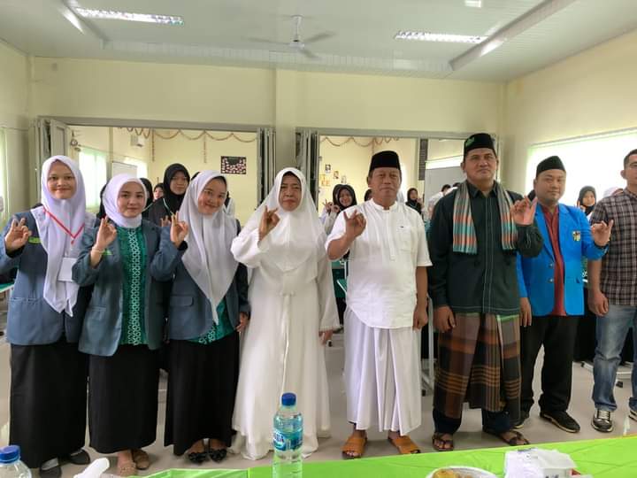 TANJUNGBALAI_Wali Kota Tanjungbalai,H Waris Tholib menghadiri kegiatan Masa Kesetiaan Anggota (MAKESTA) dan Latihan Kader Muda (LAKMUD) Angkatan Ke-II Pimpinan Cabang Ikatan Pelajar Putri Nahdatul Ulama Kota Tanjungbalai di Aula Sekolah Madrasah Aliyah Negeri (MAN), Jalan MT. Haryono Ujung, Kecamatan Datuk Bandar Timur Kota Tanjungbalai, Kamis (23/05/24).

Tampak hadiri Ketua TP-PKK Kota Tanjungbalai, Ny. Hj Fatiah Haitami, Mewakili Kajari Tanjungbalai, Ari Bram Manalu, S.H (Narasumber), Ketua DPD KNPI Harmoni Kota Tanjungbalai, Ketua PC Nahdlatul Ulama Kota Tanjungbalai, Dr. H. Muliadi, M.Hi (Narasumber), Ketua PW Ikatan Pelajar Putri Nahdatul Ulama (IPPNU) Provinsi Sumatera, Dessy Wulandari. (Narasumber), Ketua dan Pengurus PC Ikatan Pelajar Putri Nahdatul Ulama (IPPNU) Kota Tanjungbalai dan para peserta kegiatan.

Walikota Tanjungbalai dalam sambutannya mengungkapkan harapan agar para peserta bersungguh-sungguh dalam mengikuti kegiatan, termasuk menyimak apa yang disampaikan para narasumber.

Kita harus fokus,jangan bermain-main kalau kita mau jadi pemimpin,Maka belajarlah dengan cerdas dan baik atas nama Pemerintah Kota Tanjungbalai,kami menyambut kegiatan ini dengan baik. Semoga kegiatan Latihan Kader Muda(LAKMUD) Angkatan Ke-II Pimpinan Cabang Ikatan Pelajar Putri Nahdatul Ulama Kota Tanjungbalai dapat berjalan dengan lancar,Ungkapnya.

Editor : Abdul
Reporter : Ishak