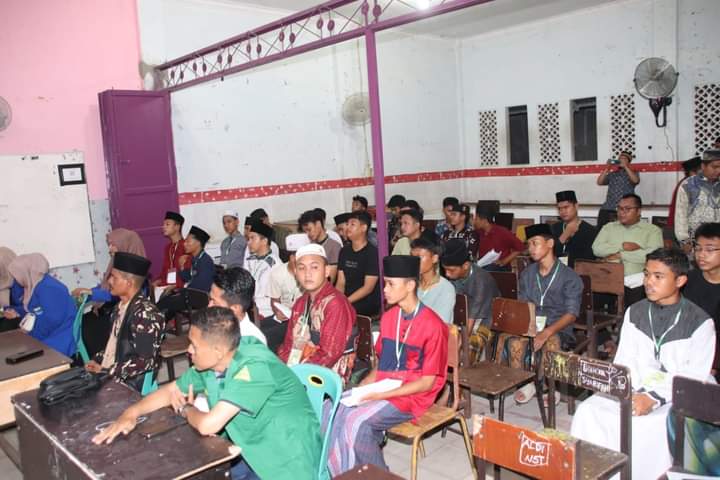 TANJUNGBALAI_Wali Kota Tanjungbalai, H. Waris Tholib, menghadiri Pembukaan Kegiatan Pelatihan Kepemimpinan Dasar (PKD) Gerakan Pemuda Ansor Kota Tanjungbalai Tahun 2024, yang diadakan Pimpinan Cabang Gerakan Pemuda Ansor Kota Tanjungbalai, di Gedung Yayasan Perguruan Daar Al Falah, Jalan Jend. Sudirman, Kecamatan Tanjungbalai Selatan, Kota Tanjungbalai, Rabu.(22/05/24).

Tampak hadir, mewakili Ketua PWNU Sumut , Edi Harahap, Kepala Inspektorat Tanjungbalai, Drs. Fitra Hadi, Ketua DPD KNPI Tanjungbalai "EOH" , Zulham Efendi, S.Sos.I, Ketua Muslimat NU, Hj.Fatiah Haitami Waris, S.Pd.I., Ketua PCNU Tanjungbalai , DR..H. .Mulyadi, M.Hi, Ketua PC Gerakan Pemuda Ansor Tanjungbalai, M.Danil Panjaitan , S.Pd.I, Ilham Fauzi, SH, MH ( Kader NU ), Musliadi, S.Pd.I ( Kader NU ), Kabid Dinas Kominfo Tanjungbalai, Idawati Tanjung., Mewakili Kepala Sekolah Perguruan Daar Al Falah , Ustadz Syahrial, Perwakilan dari Kader, Muslimat NU, Fatayat NU, IPNU dan IPPNU Kota Tanjungbalai serta undangan lainnya.

Pada kesempatan itu, Wali Kota menyampaikan bahwa Pengkaderan Kepemimpinan Dasar ini adalah kegiatan yang sangat penting bagi calon dan kader-kader Ansor yang menjadi cikal bakal seseorang untuk menjadi warga Nahdliyin yang akan meneruskan estafet kepemimpinan NU di masa yang akan datang.

Beliau juga mengatakan bahwa menjadi Pengurus NU tidak bisa asal-asalan saja, karena NU adalah pengawal para ulama, agama, nusa dan bangsa dalam bingkai NKRI,Negara asing tidak menjajah Indonesia dengan kekuatan militer tetapi dengan pengaruh narkoba, yang tujuannya untuk melemahkan mental spritual kita, khususnya remaja dan pemuda kita.

Untuk membentengi pengaruh- pengaruh tersebut maka pelatihan-pelatihan semacam ini sangat perlu dilaksanakan. Kepada anak anak kami peserta pelatihan, ikuti dan seriuslah kalian mengikuti seluruh materi yang disampaikan nara sumber nantinya,Ungkapnya.

Sebelumnya, Ketua GP Ansor, M.Danil Panjaitan, S.Pd.I, pada sambutannya mengatakan bahwa Pelatihan Kepemimpinan Dasar GP Ansor ini di ikuti sebanyak 50 orang peserta utusan dari 6 kecamatan yang ada di Kota Tanjungbalai dan dilaksanakan selama 3 hari di mulai malam ini 22 Mei sampai tanggal 24 Mei 2024.

Pelatihan kepemimpinan ini untuk mencetak kader kader Ansor yang tangguh yang beriman dan berbudi pekerti yang luhur berdasarkan tuntunan Al Quran dan Sunnah.

Editor : Abdul
Reporter : Ishak