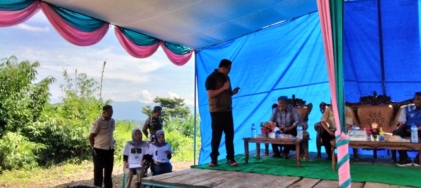  LAHAT -</strong> Masih dalam rangkaian HUT Lahat ke 155 perayaan ke XXVI tahun 2024, PJ Bupati Lahat Muhammad Farid SSTP.MSi buka lomba Bupati cup Cabor Paralayang bertempat di Desa Sukaraja kecamatan Kota Agung kabupaten Lahat. Kamis (16/5/2024)

Sementara Ketua Panitia pelaksana Cabor Paralayang Matius mengatakan, pecinta olahraga paralayang yang meramaikan Bupati Cup Tahun 2024 sebagai rangkaian HUT Kabupaten Lahat di Puncak Bukit JKK Desa Sukaraja.

"Semoga JKK bisa menjadikan tempat wisata ataupun destinasi yang bisa di unggulkan di kabupaten Lahat, pada
pekan olahraga provinsi cabang olahraga paralayang merupakan cabang olahraga yang baru dan perdana dilaksanakan pada pekan olahraga provinsi yang dilakukan di kabupaten lahat tahun 2023, apresiasi untuk pemerintah kabupaten lahat dan koni Sumatera Selatan yang telah memasukkan cabang olahraga paralayang menjadi salah satu cabang olahraga yang diperlombakan dalam pekan olahraga provinsi.

"Pelaksanakan Bupati cup dilaksanakan di desa Sukaraja kecamatan kota agung mulai tanggal 15 Mei sampai dengan 18 Mei 2024 yang diikuti 9 kabupaten kota dan juga dari lanud, adapun sembilan kabupaten kota itu meliputi kabupaten lahat, kabupaten muara Enim, kabupaten Oku Timur, kabupaten oku selatan, kabupaten Musi Banyuasin, kabupaten Muratara, kota Palembang dan kota Pagaralam," jelasnya

<img class="alignnone size-full wp-image-63884" src="https://harianteks.com/wp-content/uploads/2024/05/Go-Indonesia.id_-16.jpg" alt="Rangkaian HUT Lahat, PJ Bupati Lahat Buka Bupati Cup Cabor Paralayang Antar Kabupaten " width="1600" height="715" />

" Adapun Bupati CUP ini ada tiga jenis yang di perlombakan paralayang 34 orang, peserta paralening 28 orang lomba foto 35 orang, adapun lomba paralayang ini sendiri mengikuti kategori ketepatan mendarat atau KTN medali yang di perebutkan yaitu 15 medali," Lanjutnya

" Harapan ke depan kepada bapak PJ Bupati kiranya nanti bisa lebih memprioritaskan dan memperhatikan JKK sebagai destinasi paralayang unggulan di kabupaten lahat yang memang harus segera di laksanakan, semoga cabang olahraga paralayang ini menjadi salah satu olahraga yang diminati serta dan menjadi destinasi wisata yang baru di kota agung sehingga semoga menjadi destinasi yang cukup menjanjikan untuk wisata di kabupaten Lahat," pungkas Matius

PJ Bupati Lahat mengapresiasi kepada panitia pelaksana dengan pembinaan yang sangat bagus untuk atlet paralayang yang ikut kompetisi di Bupati cup di kabupaten Lahat,
" Apresiasi setinggi nya kepada para juri yang datang dari luar kabupaten Lahat, ini suatu kebanggaan bagi kabupaten Lahat, dan saya juga mengucapkan terimakasih kepada unsur porkopida yang telah mensukseskan rangkaian kegiatan HUT kabupaten Lahat, sehingga berjalan dengan lancar," ucap Farid

<img class="alignnone size-full wp-image-63885" src="https://harianteks.com/wp-content/uploads/2024/05/GO-18.jpg" alt="Rangkaian HUT Lahat, PJ Bupati Lahat Buka Bupati Cup Cabor Paralayang Antar Kabupaten " width="1600" height="715" />

Cabor Paralayang Bupati Cup ini jangan sampai dilaksanakan sekali saja, namun penyelenggaraannya hendaknya terus berlanjut hingga tahun berikutnya, bahkan skalanya tidak sebatas tingkat kabupaten saja.

“Saya ingin kegiatan ini tetap terus di lakukan dan terus dilanjutkan dengan acara berkelanjutan baik berskala provinsi dan nasional bahkan kejuaraan dunia,” tutur Bupati.

Bupati menyatakan, para pemuda, perangkat desa dan Badan Usaha Milik Desa (BUMDes) untuk terus berinovasi dan berkreasi meningkatkan wisata ini, salah satunya dengan mengadakan kegiatan lainnya di puncak Bukit Desa Sukaraja, agar keberadaannya memberikan dampak kepada masyarakat setempat.

“Saya bangga dengan semangat pemuda dan Perangkat Desa Sukaraja yang mempunyai semangat membangun wisata desa Puncak Bukit ini, sehingga harus dimanfaatkan untuk berbagai kegiatan lainnya,” terangnya.

" Insyaallah tahun depan semua infrastruktur jalan menuju ke lokasi JKK paralayang ini akan pemkab bangun agar mempermudah menuju lokasi dan akan menggaet para wisatawan untuk dapat berkunjung ke lokasi paralayang untuk meningkatkan perekonomian desa Sukaraja," lanjutnya

" Selamat bertanding untuk para atlet jujung sportivitas, semangat selain sebagai atlet kalian adalah pelajar yang berprestasi, dan saya juga mengucapkan terimakasih kepada seluruh juri dan para panitia pelaksana," pungkasnya

Editor : Abdul
Reporter: Nita