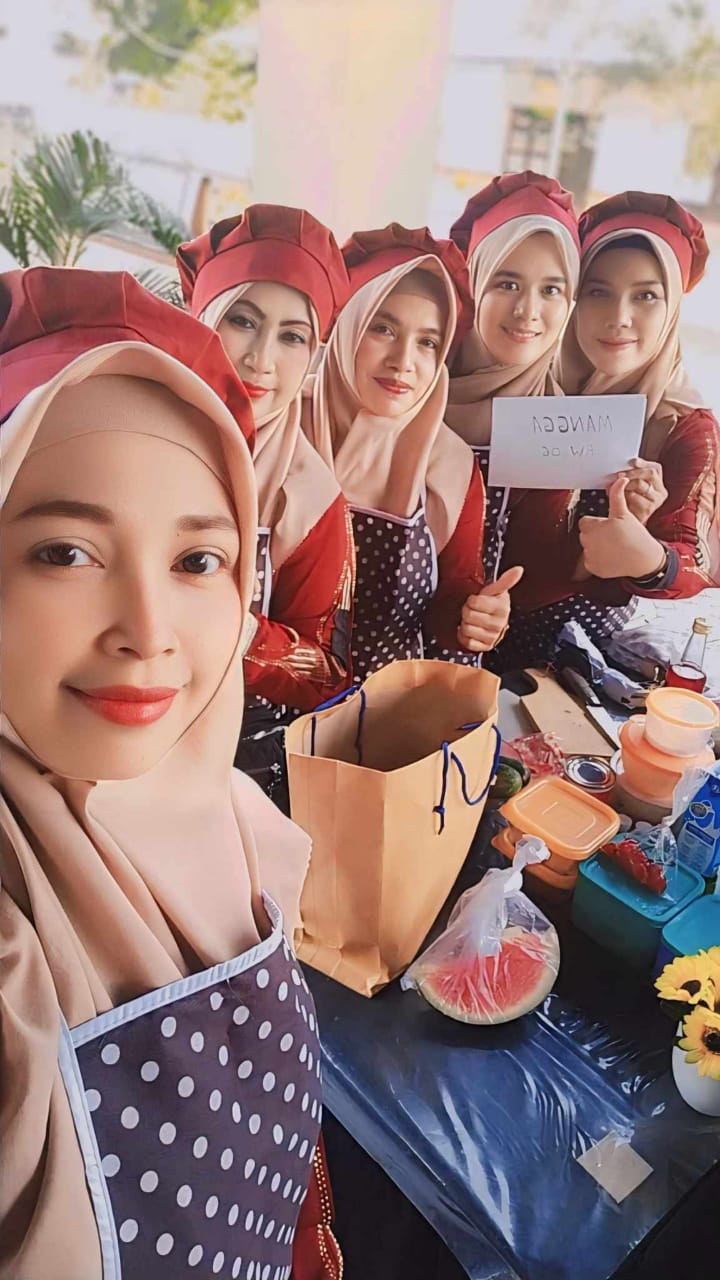 Ibu ibu Team Mangga Kampung Kuwukan Surabaya , Dia Rohmawati dan Kawan Kawan Meramaikan Lomba Masak Berbahan Mie Dan Bihun
