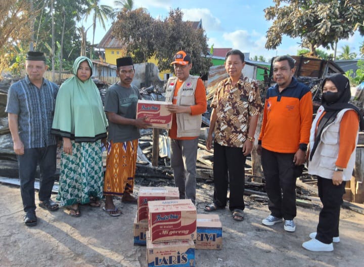 Respon Cepat Laporan Kebakaran di Pulau Kayuadi, Kalaksa BPBD Pimpin Langsung Penyerahan Bantuan ke TKP