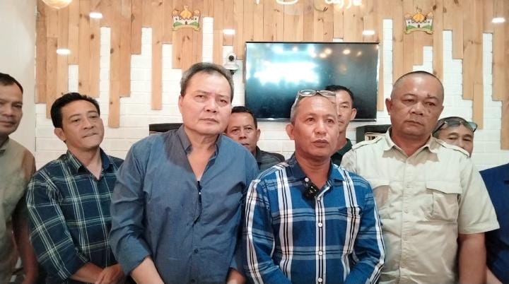  LAHAT - Masyarakat Kabupaten Lahat, inginkan Hj Lidyawati untuk maju di Pemilihan Kepala Daerah (Pilkada) Lahat 2024. 
Dikatakan Rusdi Hartono Somad, Tim yang mewakili masyarakat, pihaknya telah melakukan penjajakan ditengah masyarakat, banyak yang menginginkan Lidyawati untuk maju sebagai Bakal Calon Bupati Lahat. 

"Kami menginginkan Ibu Lidyawati Cik Ujang, untuk maju di Pilkada Lahat, karena itu keinginan masyarakat," kata dia, Senin (06/06/2024). 

Ditambahkan Rusdi, hal itu diperkuat dari perwakilan masyarakat di sejumlah Dapil di Kabupaten Lahat. 
"Bersama saya ada masyarakat dari Jarai Area, Kikim Area, Kota Agung Area, Merapi Area, Gumay dan lain lainnya juga, mereka turut melakukan survey, banyak yang ingin Ibu Lidyawati maju Sebagai Calon Bupati Lahat," ujarnya. 

Alasan yang paling mendasar, yakni Lidyawati dianggap berkompeten untuk memimpin Lahat, karena dianggap berhasil dalam mendampingi H Cik Ujang selama H Cik Ujang menjadi Bupati Lahat. 

"Keberhasilan H Cik Ujang dalam membangun Kabupaten Lahat, tidak lepas dari dukungan Lidyawati sebagai Istri Lidyawati sosok yang tepat dalam melanjutkan pembangunan Kabupaten Lahat," tutur dia. 

Sementara itu, Sandi Ernawan Gumay Tokoh Masyarakat Gumay menilai, keberadaan Lidyawati sangat tepat untuk memimpin Lahat. 
"Sosok yang tepat, dari kalangan perempuan, akademisi, ASN yang tentunya berkompeten dan dianggap mampu memimpin Lahat," tuturnya. 

Sukli Tokoh masyarakat Kikim, dan Ridi tokoh masyarakat Kota Agung mengaku, apabila Lidyawati maju, pihaknya menginginkan bakal berpasangan dengan H Haryanto. 
"Lidyawati dan Haryanto, kami rasa tepat dalam menjadi Calon Bupati dan Wakil Bupati Lahat Pilkada tahun 2024," pungkasnya.

Editor : Abdul
Reporter: Nita