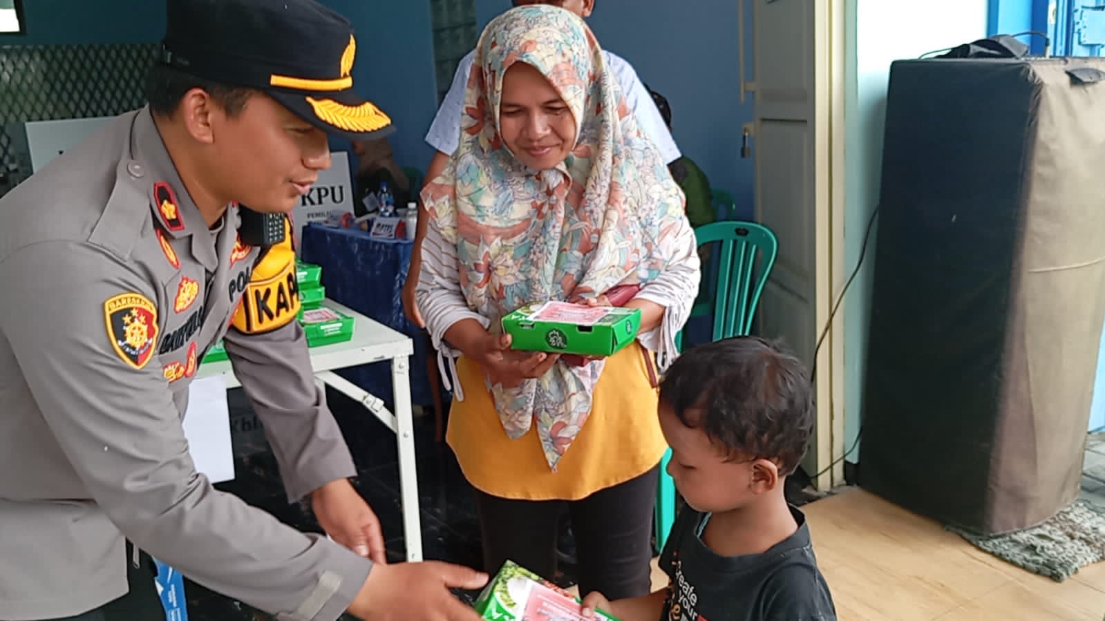 Tarik Animo Warga Datang Ke TPS, Polresta Sidoarjo Bagikan Makanan Gratis