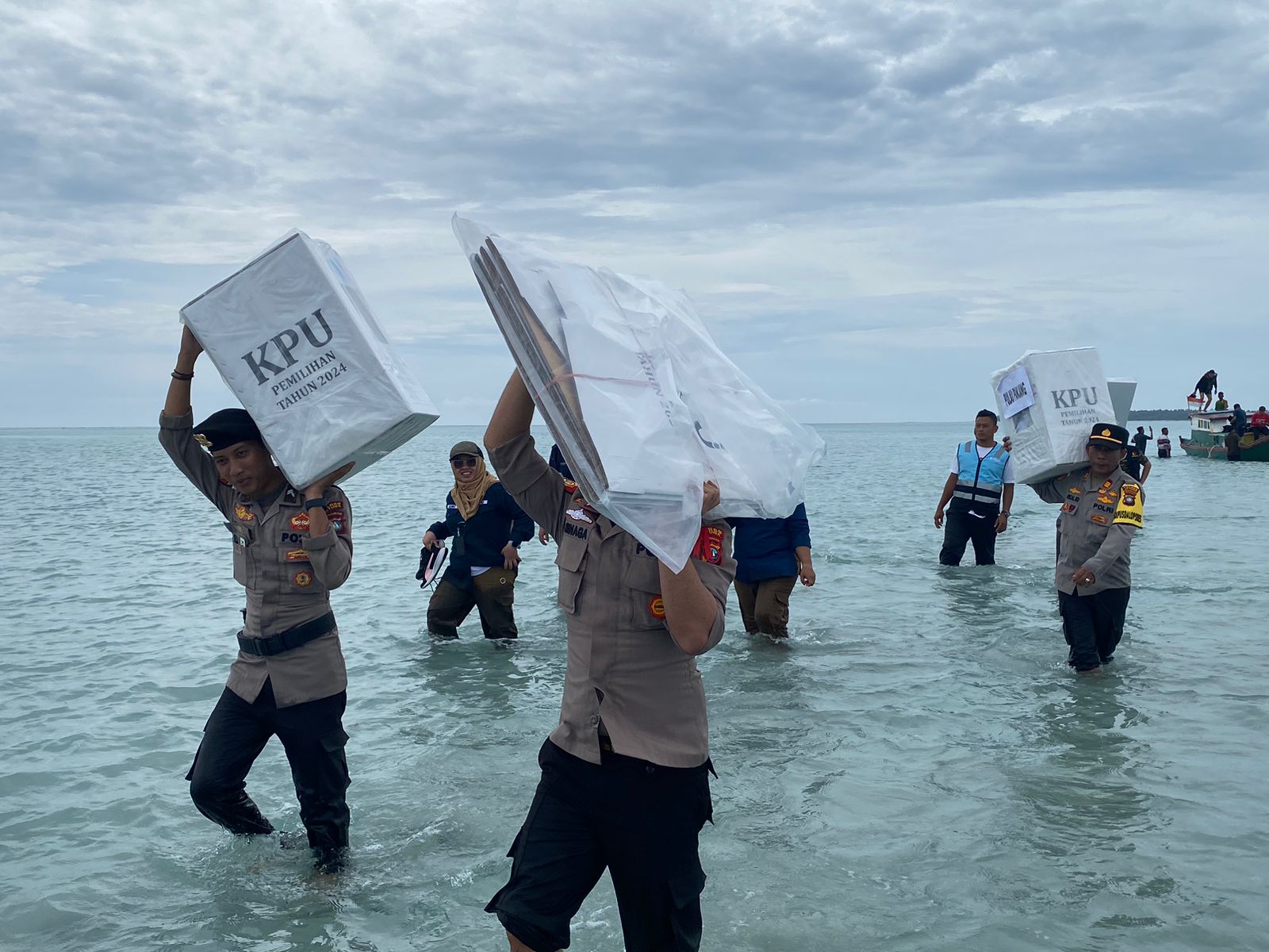 Polres Natuna Kawal Logistik Pilkada 2024 Hingga ke Ujung Utara Negeri