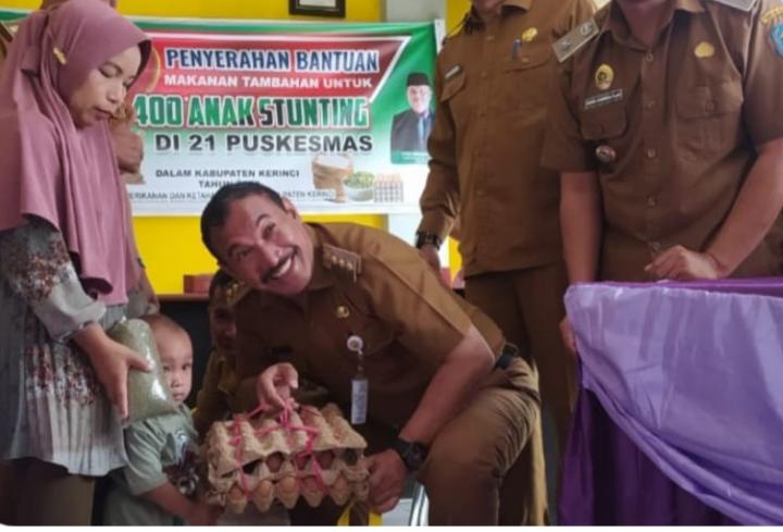 PJ Bupati Asraf Menghadiri dan membuka acara Penyerahan Bantuan Makanan Tambahan Untuk 400 Anak Stunting di 21 Puskesmas.