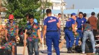 Peringati World Ocean Day Sat Polairud Polres Meranti Bersihkan Sampah Dilaut dan Pantai