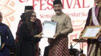 Pj. Bupati Asraf Terima Penghargaan Explore Jambi Award di Festival Batanghari 2024