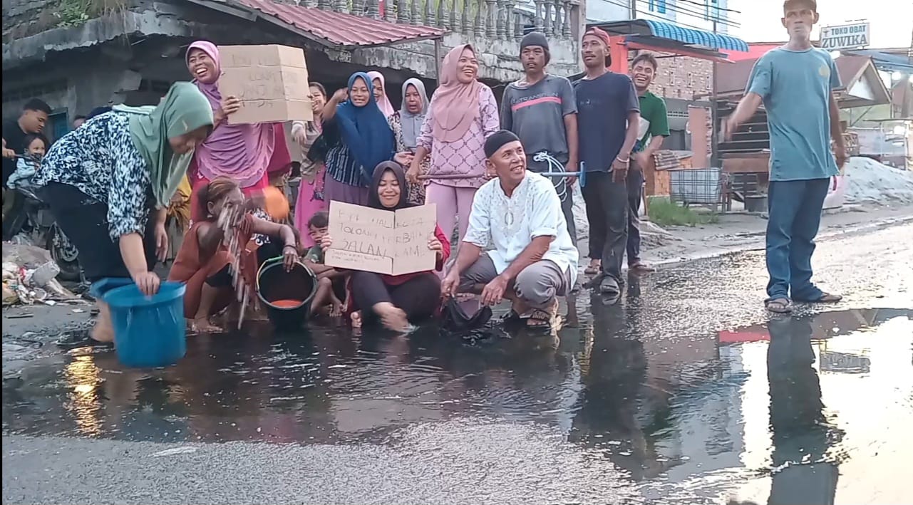 Emak Emak Kecamatan TBU Lakukan Aksi Protes Dengan Mencuci dan Mandi di Genangan Air Limbah