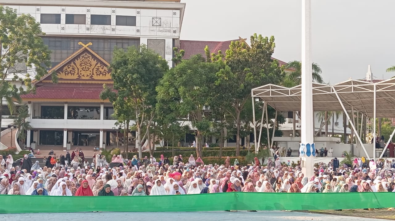 Diana Gustin Nasution Bersama Keluarga Sholat Idul Adha 1445 H di Alun Alun Batam Centre